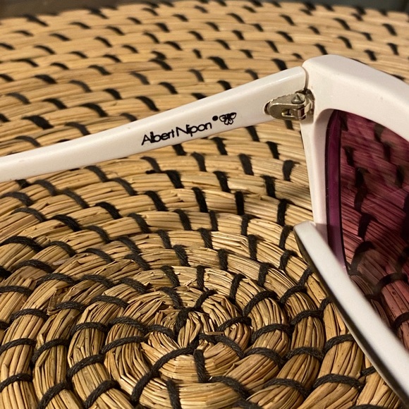 Albert Nipón Black and White Wave Vintage Sunglasses - Picture 6 of 6
